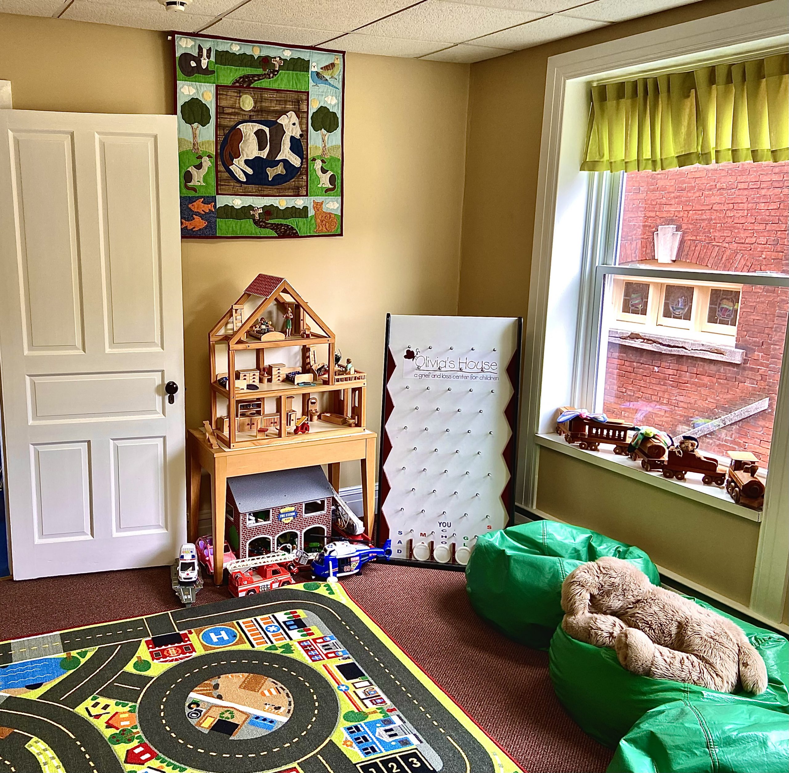 Equipped with grief-related toys and games, the play room serves our youngest grievers, whether they are preschool or elementary school age, and facilitates grief-work through play.